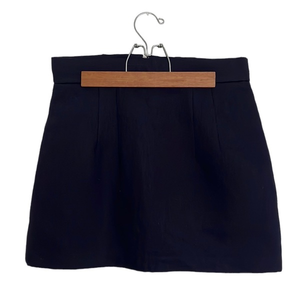 Short Zara skirt in dark blue. - Picture 2 of 3